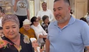 «Мама, тағы күйеубала керек пе?»: Қыз жасауына 3 қаладан 3 пәтер берген әйелдің видеосы желіде қызу талқыланды