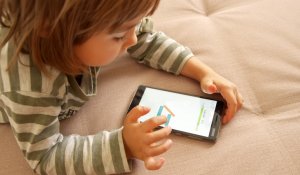 Баланы смартфонмен қашан таныстыру керек - сарапшы кеңесі