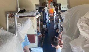 «Жүк пойызы үшін». Алакөлге баратын халықты 6 сағат қапырық вагонға қамап қойған