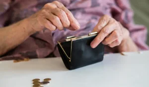 Қазақстанда зейнеткерлерге несие беруге тыйым салу ұсынылды