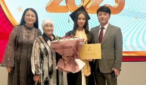 Димаш Құдайбергеннің қарындасы диплом алды