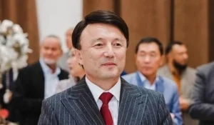 «Мемлекеттік тілде мүлдем сөйлемейтін болды». Димаш Құдайбергеннің әкесі операторларға шағымданды