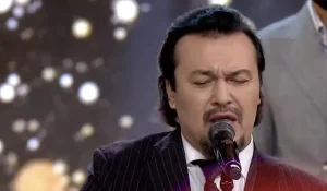 Жұбаныш Жексенұлы әуежайда ішімдік ішіп, әйелдің телефонын қағып жібергені үшін сот алдында жауап берді