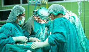 Анасы терезеден лақтырып жіберген: балалардың жағдайы белгілі болды