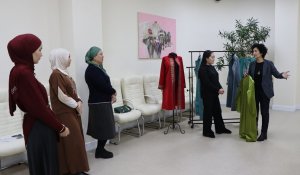 Түркістандық «Ісмер ана» жобасына қатысқан әйедер өз қолымен киім тігуді үйренеді