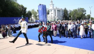 Алматыда 5 мыңнан астам адам Абай әндерін шырқап, ескерткішіне гүл қойды