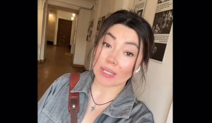 «Русская казашка» Петербургте балаларын мектепке орналастыра алмай жүргенін айтты