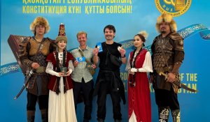 Алматы туристерді Конституция күніне арналған естелік сыйлықтармен қарсы алды