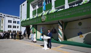 Алматы әкімі оқушыларды Білім күнімен құттықтап, жаңа мектептер ашты