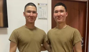 «Қойға да қарайды ғой». Әскерде қайтыс болған егіз сарбаздың туыстары жанайқайын жеткізді