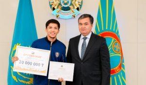 Жеңіс Қасымбек әлем чемпионы атанған боксшыларға 30 млн теңгенің сертификатын табыстады
