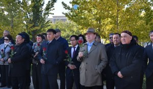 Атырауда Жұмекен Нәжімеденовтің ескерткішіне гүл шоқтары қойылды
