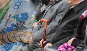 «Адам ақымақ емес екенін дәлелдеуге міндетті емес»: Депутат зейнетақы шектеуіне қарсы шықты