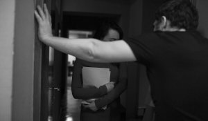 Күш көрсетіп, ақша бопсалайды: Астанада студент қыздар хостел иесі өздеріне зорлық көрсеткенін айтты