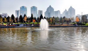 Дархан Сатыбалды Алматыдағы жаңа скверді аралады