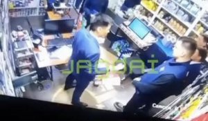 Алматыда компания басшысының өз қызметкерлерін соққыға жыққан видеосы жұрттың ашуын туғызды