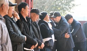 Түркістан облысының әкімі Жетісайдағы өрттен қаза тапқан отбасылардың туыстарына көңіл айтты