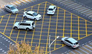 Алматыда “вафельді” қиылыстарды бұзған жүргізушілерге айыппұл салына бастайды