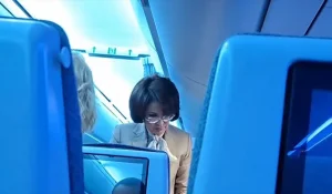 Денсаулық министрі ұшақта есінен танған жолаушыға көмек көрсетті