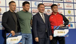 Нұрқожа Қайпановқа Астанадан екі бөлмелі пәтердің кілті табысталды