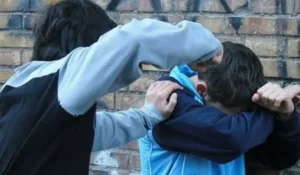 Оралда 11-сынып оқушысы мектеп ішінде төменгі сыныптың оқушысын ұрған