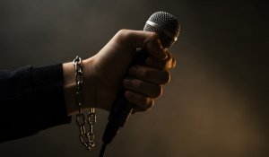 Жалған ақпаратқа қарсы сөз бостандығы: медиада тепе-теңдікті қалай табуға болады