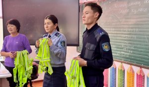 Мектептен үйге қауіпсіз жол: 2,5 мың оқушы жарық шағылыстырғышпен қамтылды