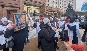 «Әр іс жеке тексерілуде»: Қорғаныс министрлігі қаза тапқан сарбаздардың аналарымен өткен кездесулер жайлы айтып берді