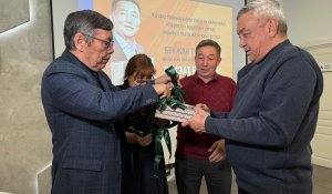 «Бекзат болмыс»: актер Бекжан Тұрысқа арналған жаңа кітаптың тұсаукесері өтті