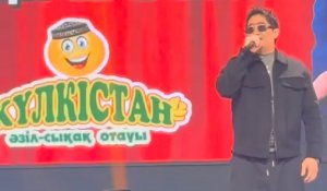 Үстінен қылмыстық іс қозғалған Мұқасан Шахзадаев тағы бір концертте ән айтып жүр