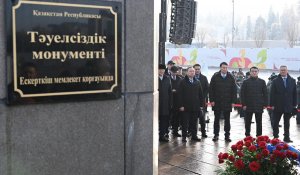 Алматы әкімі «Тәуелсіздік» монументіне гүл шоқтарын қойды