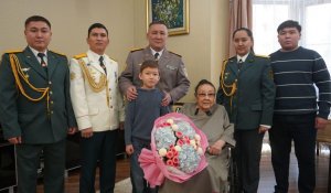 Алматыда әскери қызметшілер Бибігүл Төлегенованы туған күнімен құттықтады