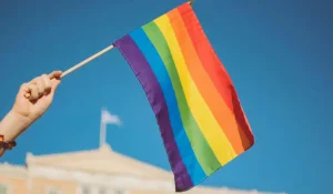 Сенат ЛГБТ насихатын шектеуге қатысты заңды бірінші оқылымда мақұлдады