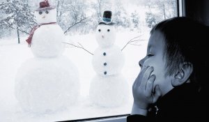 Тасжүрек аяз ата мен ақшақар: Өскеменде балалар үйіне ақша төлеп шақырған аниматорлар келмеді