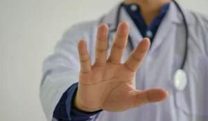 Дәрігерге күш көрсеткендер миллиондап айыппұл төлеп, түрмеге қамалуы мүмкін