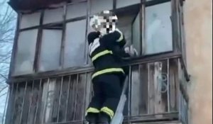 Көкшетауда құтқарушылар өртеніп жатқан үйден 17 адамды аман алып шықты