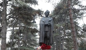 Алматыда Бауыржан Момышұлының ескерткішіне гүл қойылды