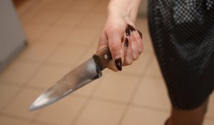 Екібастұздағы қанды қырғын: мас әйел ер адамды пышақтап өлтіріп, тағы бір әйелді жарақаттаған