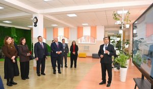 Оқу-ағарту министрі Байқоңыр қаласындағы мектеп-лицейдің материалдық базасымен танысты