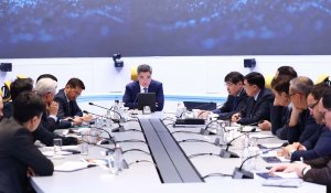 Олжас Бектенов сарапшылармен экономиканы дамыту мәселелерін талқылады