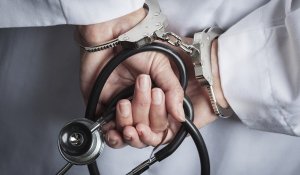 Астанада екі жеке клиника басшысы 682 млн теңгені жымқырды деген күдікпен ұсталды