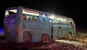 Маңғыстау облысында жолаушылар автобусы аударылып, төрт адам қаза тапты