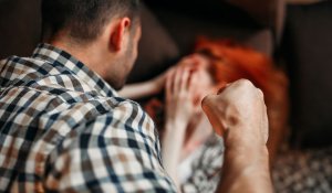 Артында жеті баласы қалды: Жаңаөзенде әйелін өлтірді деген күдікпен ер адам ұсталды