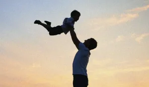 Декреттегі әке: Бала күтімімен отырғандардың уақыты еңбек өтілі ретінде есептеледі