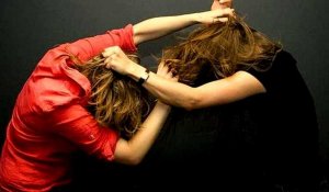 «Шашын жұлып, басынан тепкен»: Ақмола облысында екі қыз бойжеткенді соққыға жыққан