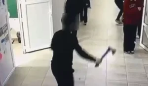 Құлсарыда мектеп оқушысы қатарластарына балтамен шабуыл жасаған