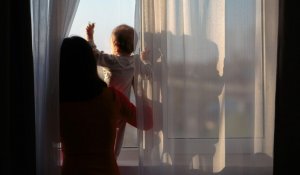 Жамбыл облысында әйел екі баласын терезеден лақтырып жіберді: қылмыстық іс қозғалды