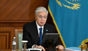 «Зейнетке шыққанда ойлау қабілетінен айырыласыздар»: Тоқаев шенеуніктерді кітап оқуға шақырды