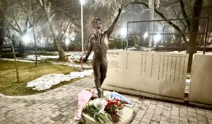 Алматыда жанкүйерлер мәнерлеп сырғанаушы Денис Теннің ескерткішіне гүл қойып жатыр