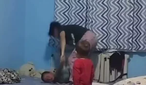 «Батареяға байлап сабаған»: Жаркентте өз баласын азаптаған ана сотталмайтын болды